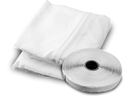 Deux sacs à linge blancs et un rouleau de ruban adhésif blanc sur fond noir.