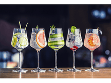 Charger l&#39;image dans la galerie, Cinq verres à pied, chacun avec un cocktail et une garniture différents.
