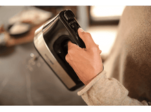 Charger l&#39;image dans la galerie, La main d&#39;une personne tenant un batteur à main noir et argent avec un fond blanc.
