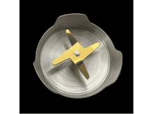 Charger l&#39;image dans la galerie, Une lame de mixeur en métal sur fond noir.
