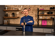 Charger l&#39;image dans la galerie, Un homme en chemise bleue tient un mixeur plongeant argenté dans une cuisine.
