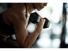 Charger l&#39;image dans la galerie, Personne en salle de sport, soulevant un haltère, montrant le bras et le biceps musclés.
