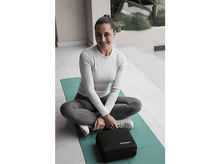 Charger l&#39;image dans la galerie, Femme en chemise gris clair assise sur tapis de yoga avec étui noir.
