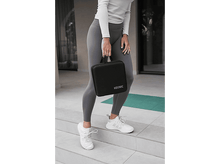 Charger l&#39;image dans la galerie, Femme en legging gris et chaussures blanches tenant un sac noir avec le mot &#39;KOENIC&#39;.
