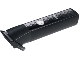 Tondeuse à barbe KÖNIG noire. Elle a une lame argentée. Couleurs noir et argent. Prise de vue inclinée.