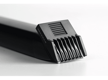 Charger l&#39;image dans la galerie, Gros plan d&#39;une tête de tondeuse à barbe noire avec des peignes de guidage et fond blanc.
