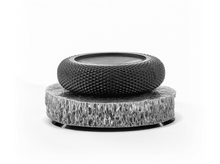 Charger l&#39;image dans la galerie, Un objet décoratif noir et gris avec un dessus texturé et une base texturée.
