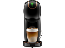 Charger l&#39;image dans la galerie, Machine à café Krups noire avec un verre de café en couches. Des lumières vertes indiquent la disponibilité. Une sauce au caramel sur la boisson.
