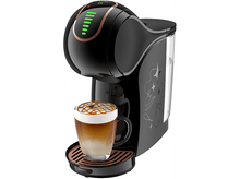 Charger l&#39;image dans la galerie, Une machine à café noire avec un verre de latte macchiato. La boisson a une garniture au caramel. La machine a un accent cuivré.
