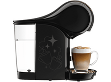 Charger l&#39;image dans la galerie, Machine à café noire avec un réservoir d&#39;eau transparent à gauche et un verre de latte à droite, sur fond blanc.
