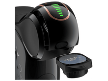 Charger l&#39;image dans la galerie, Machine à café noire avec une dosette d&#39;espresso Starbucks. Comprend des lumières vertes et des accents cuivrés. La machine est sur fond blanc.
