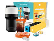 Machine Nespresso Vertuo Pop et accessoires : café, bac à glaçons, capsules et boîtes de produits.