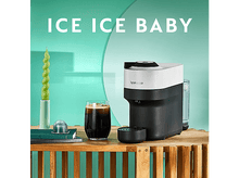 Charger l&#39;image dans la galerie, Une machine à café et un verre de café, avec une bougie et un glaçon dans le cadre.
