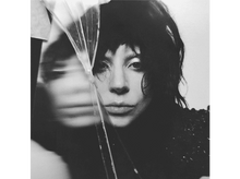 Charger l&#39;image dans la galerie, Photo en noir et blanc du visage d&#39;une femme. Un morceau de verre est devant son visage.
