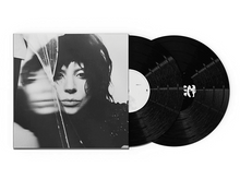 Charger l&#39;image dans la galerie, Pochette d&#39;album en noir et blanc avec le visage d&#39;une femme et des vinyles.
