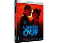 Un boîtier de DVD de film avec deux hommes s'embrassant sur la couverture, avec des teintes rouges et oranges.