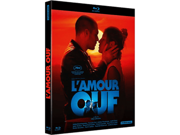 Couverture de film : Couple s'embrassant, fond rouge et noir, titre 'L'AMOUR OUF'.