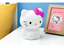 Charger l&#39;image dans la galerie, Lampe Hello Kitty avec un nœud rose et une photo encadrée de Hello Kitty.
