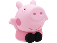 Figurine rose de Peppa Pig avec les bras tendus et des bottes noires, isolée sur noir.