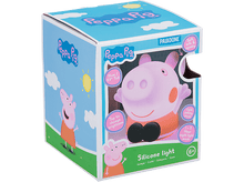 Charger l&#39;image dans la galerie, Veilleuse Peppa Pig en boîte, figurine de cochon rose, fond de ciel bleu avec soleil.
