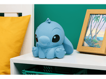 Charger l&#39;image dans la galerie, Figurine bleue Stitch sur surface blanche. Un coussin jaune en arrière-plan.
