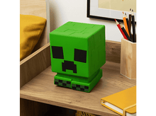 Charger l&#39;image dans la galerie, Une lampe Creeper Minecraft verte sur une table de chevet avec des crayons et un livre.
