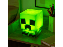 Charger l&#39;image dans la galerie, Lampe en forme de Creeper sur une table de chevet avec des crayons et un carnet. Lumière verte, pièce sombre.
