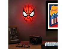 Charger l&#39;image dans la galerie, Une applique murale de masque Spiderman avec d&#39;autres objets sur un bureau et un moniteur.
