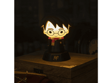 Charger l&#39;image dans la galerie, Lampe figurine Harry Potter, éclairée, sur surface en bois.
