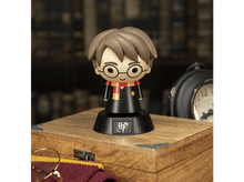 Charger l&#39;image dans la galerie, Figurine Harry Potter sur une boîte en bois avec fond sombre et horloge.
