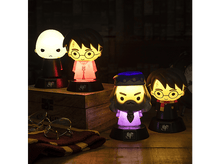 Charger l&#39;image dans la galerie, Lampes sur le thème d&#39;Harry Potter. Trois lampes montrent des personnages avec des visages illuminés sur une table.
