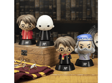 Charger l&#39;image dans la galerie, Sac à dos vert avec plusieurs sangles et boucles, vue latérale, sur fond noir.
