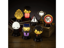 Charger l&#39;image dans la galerie, Lampes de personnages de Harry Potter sur une étagère.
