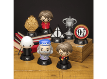 Charger l&#39;image dans la galerie, Collection de figurines de personnages de Harry Potter sur une surface en bois.
