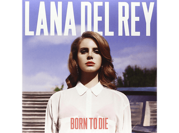 Pochette d'album Lana Del Rey avec texte blanc. Femme avec rouge à lèvres rouge devant ciel bleu.
