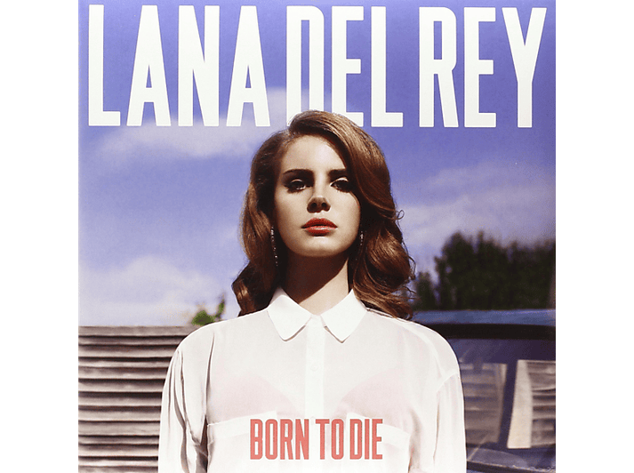 Pochette d'album Lana Del Rey avec texte blanc. Femme avec rouge à lèvres rouge devant ciel bleu.