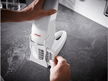 Charger l&#39;image dans la galerie, Gros plan sur une trancheuse à pommes de terre Leifheit blanche manipulée par des mains.
