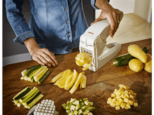 Charger l&#39;image dans la galerie, Personne utilisant un coupe-légumes blanc. Courgettes et pommes de terre.
