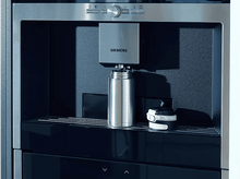 Charger l&#39;image dans la galerie, Une machine à café encastrée avec un thermos en acier et une tasse de voyage noir et blanc.
