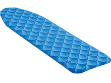 Charger l&#39;image dans la galerie, Une housse de table à repasser bleue avec un motif en losanges. Le logo Leifheit est imprimé dessus.
