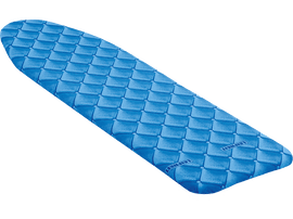 Une housse de table à repasser bleue avec un motif en losanges. Le logo Leifheit est imprimé dessus.