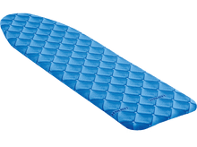 Charger l&#39;image dans la galerie, Housse de planche à repasser bleue avec motif matelassé sur fond blanc.
