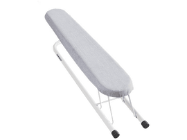 Table à repasser blanche avec housse grise, pieds sur fond noir.