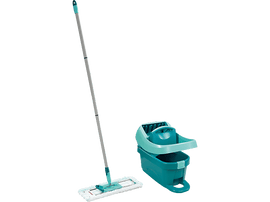 Une serpillère et un seau turquoise avec un essoreur. La serpillère a un long manche argenté.