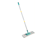 Charger l&#39;image dans la galerie, Serpillère Leifheit verte et blanche avec manche amovible et nettoyant pour sol blanc.
