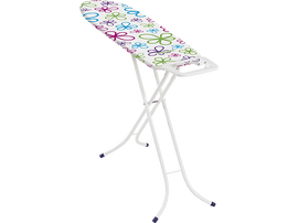 Une planche à repasser pliante blanche avec un motif floral sur le dessus, debout sur un fond blanc.