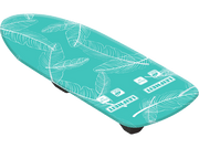 Table à repasser bleu turquoise avec motif de feuilles blanches. Base noire. Fond blanc.