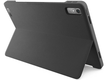 Charger l&#39;image dans la galerie, Une tablette noire dans un étui gris foncé, calée.  L&#39;arrière possède une caméra et le logo Lenovo.
