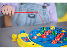 Charger l&#39;image dans la galerie, La main d&#39;un enfant avec une canne à pêche rouge au-dessus d&#39;un jeu.
