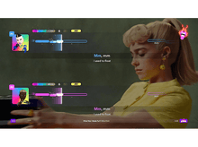 Charger l&#39;image dans la galerie, Une femme chantant une chanson avec une interface de karaoké.
